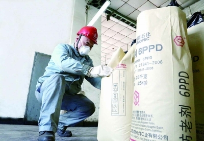 南化公司岗位职工检查防老剂6PPD产品。 企业供图